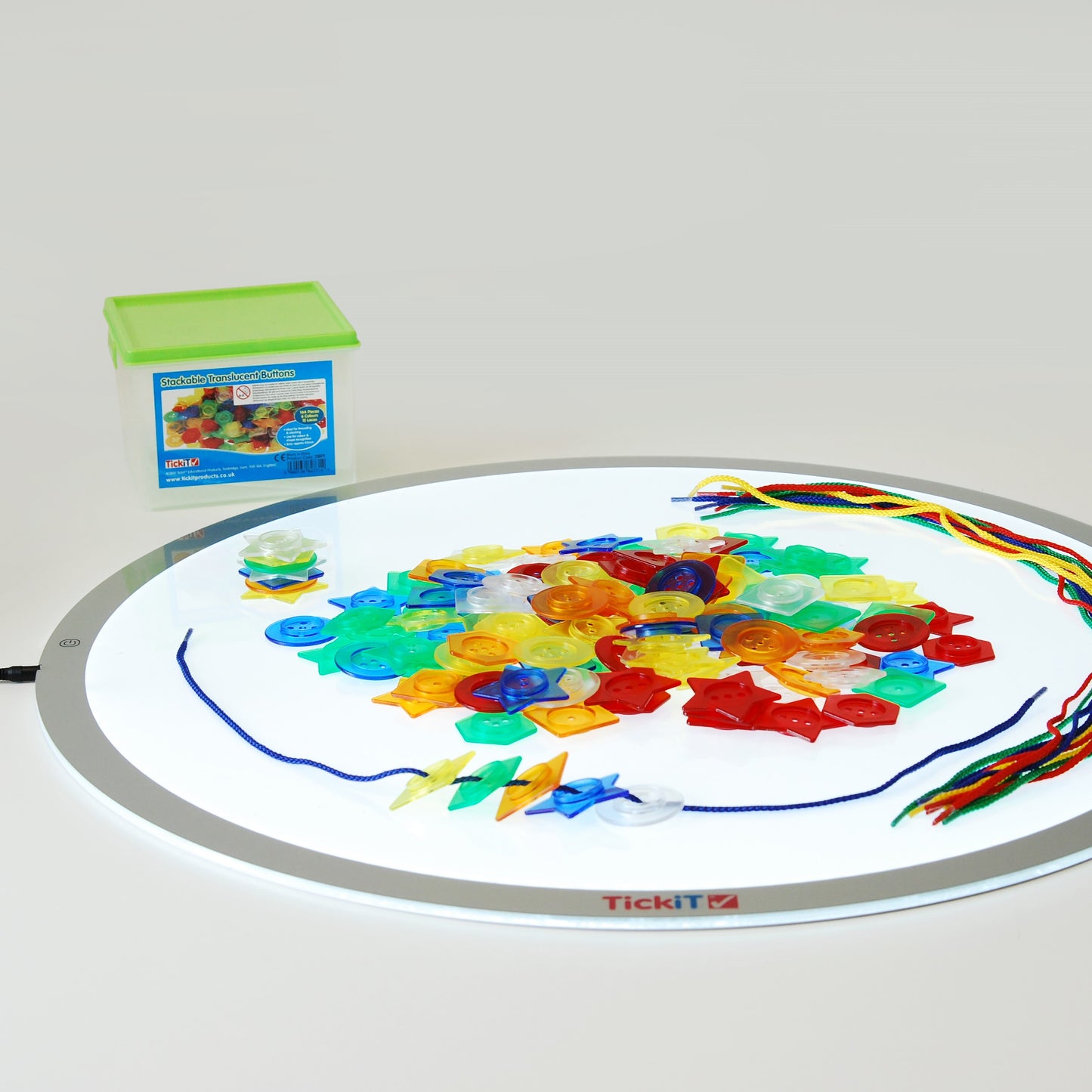 Ημιδιάφανα γεωμετρικά σχήματα με κορδόνι